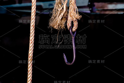 大钢钩系在绳子上，用来吊大的物体。和很重