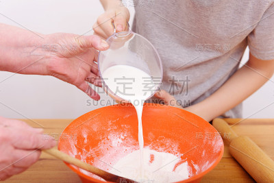 奶奶和孙子烤东西