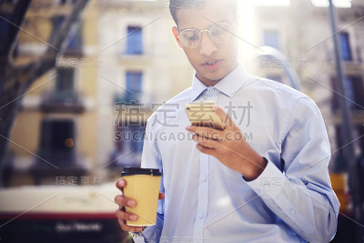 裁剪图像的男性博主写新的旅行故事在自己的网站上