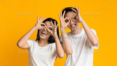 喜气盈眶的亚洲情侣双手相依