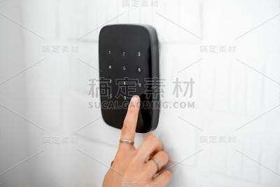 在无线报警键盘上输入代码