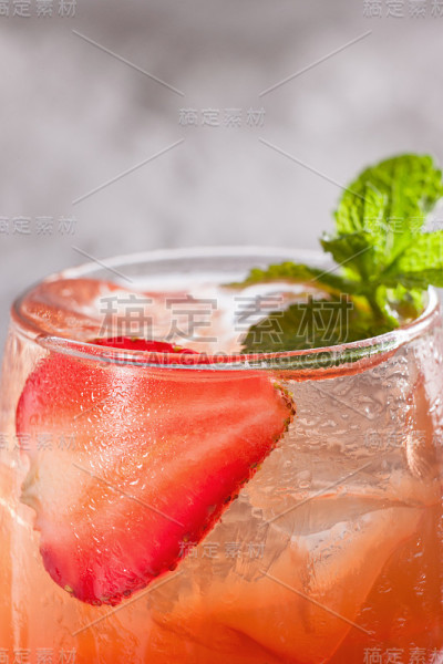 健康新鲜的夏季草莓鸡尾酒概念