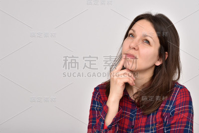 有思想的女人，长发，穿着格子衬衫