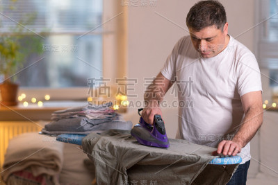 全职爸爸熨衣服