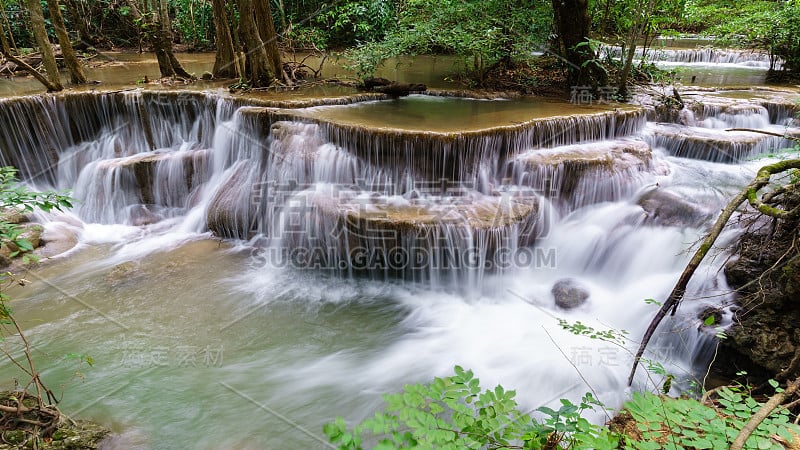 Huay Mae Khamin瀑布的第六层观景点位于泰国北碧北的Khuean Srinagarind