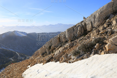 山坡上有石头和融化的雪