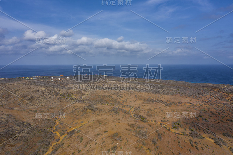 鸟瞰图Curaçao海岸在加勒比海碧绿的水，悬崖，海滩和美丽的珊瑚礁在瓦塔穆拉