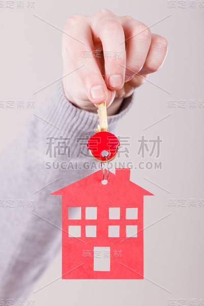 钥匙圈与房屋吊坠。
