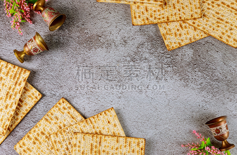 搭配无酵饼、酒杯和鲜花。前视图。犹太教的逾越节的节日。