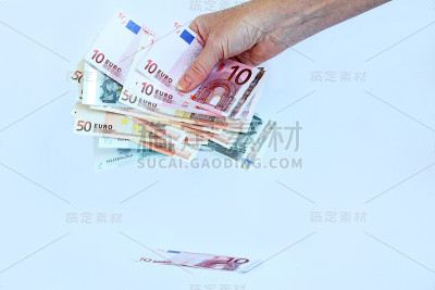 把钱交到他们自己手里
