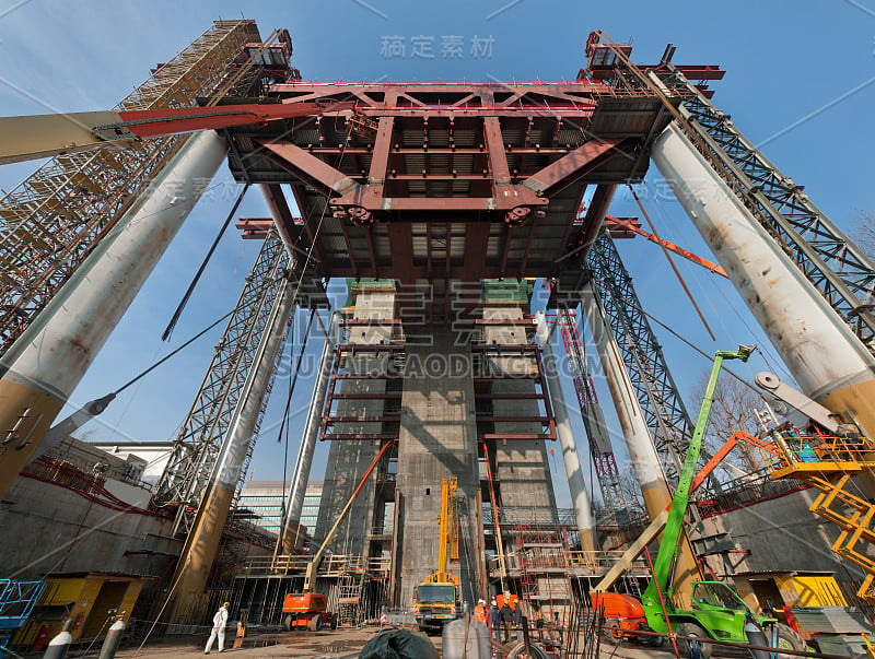 摩天大楼的建筑工地，下部，从下面看