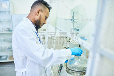 实验室中的中东科学家