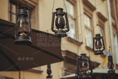 餐厅内部的煤油灯