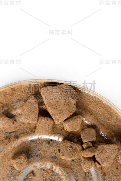 碾碎的烫金粉，用于在白色背景上分离面部