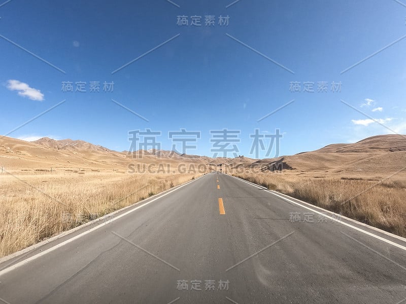 中国西北部的沙漠道路