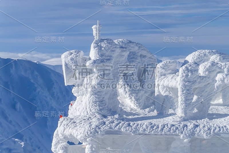 山顶上冻结的建筑物