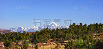 秘鲁库斯科附近的雪顶山脉