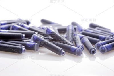 白色背景上的墨盒