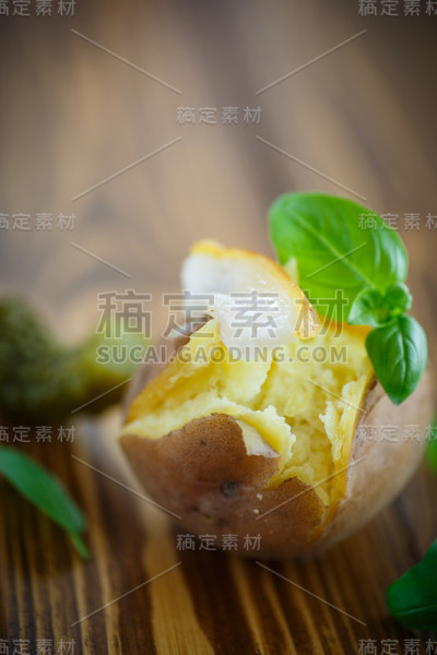 带皮煮的土豆