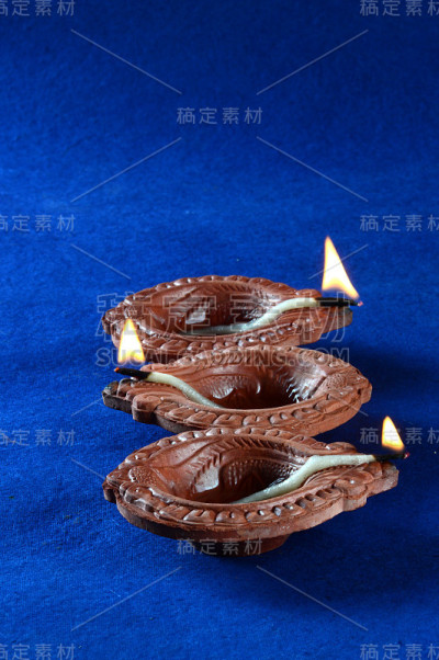 粘土灯盏在排灯节庆祝期间点燃。问候卡设计印度的光节日称为排灯节