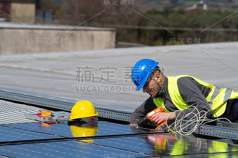 在建筑物的屋顶上安装光电板