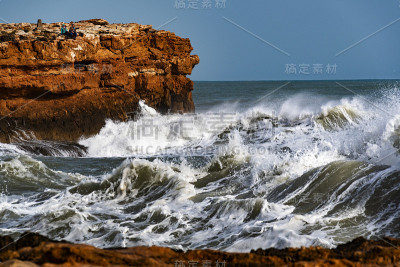 暴风雨天的巨浪。