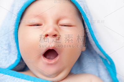 漂亮的新生儿裹在毯子里