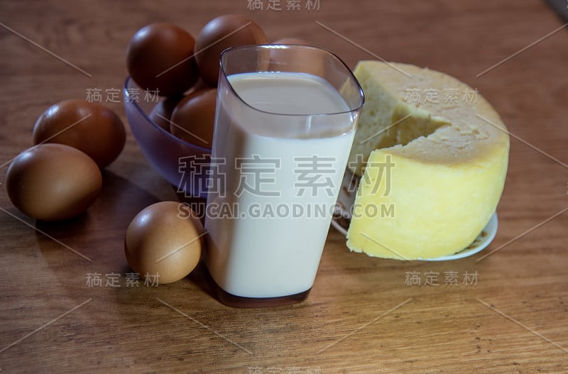 一杯牛奶、奶酪和鸡蛋就可以吃了