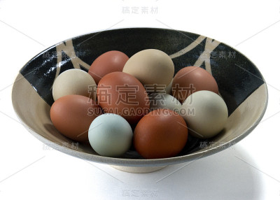 农家在茶陶碗里养蛋