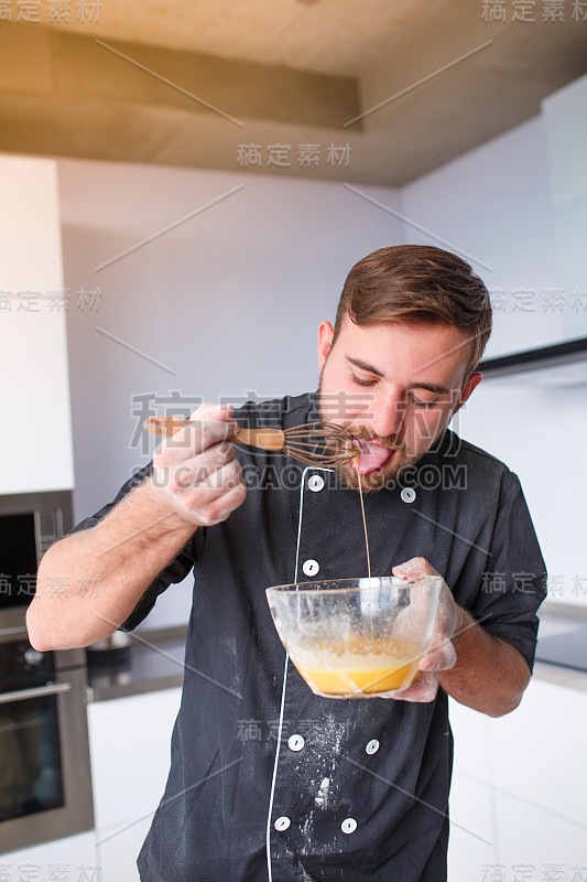 一个男人，在厨房做饭，试图准备。