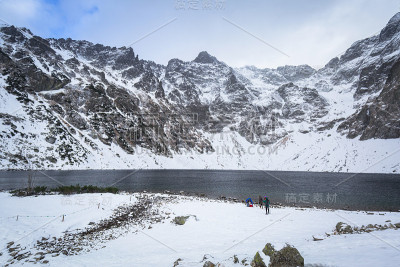 美丽的塔特拉山风景在黑池塘