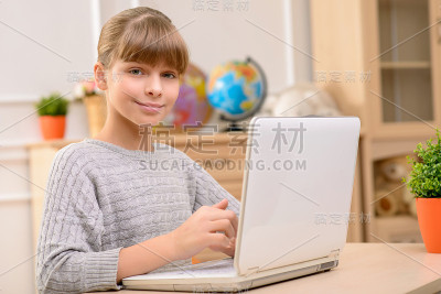 漂亮女孩坐在桌旁