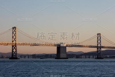 连接旧金山和金银岛的海湾大桥