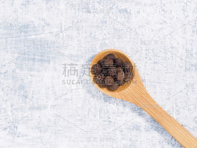 木勺香料多香，白色混凝土背景