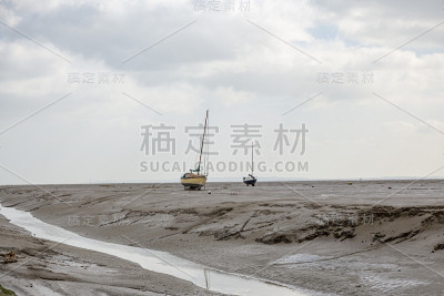 退潮时，渔船搁浅在海滩上。