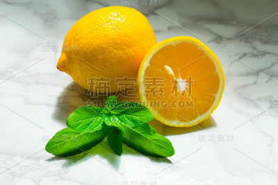 柠檬和新鲜薄荷