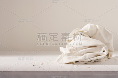 桌子上有抹布和面包屑