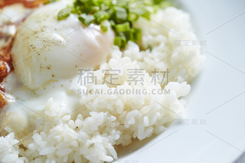 半熟鸡蛋配米饭