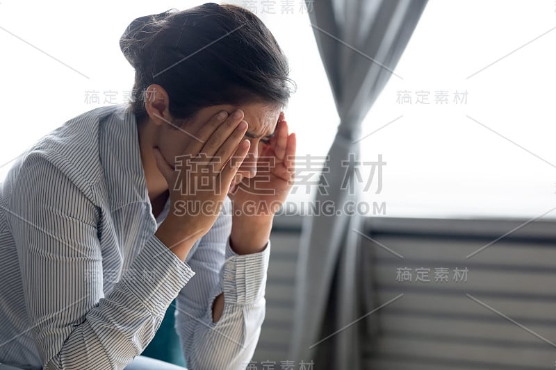 心烦意乱的年轻女子感到痛苦的生活问题