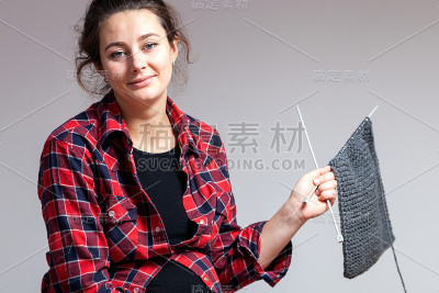漂亮的女人编织