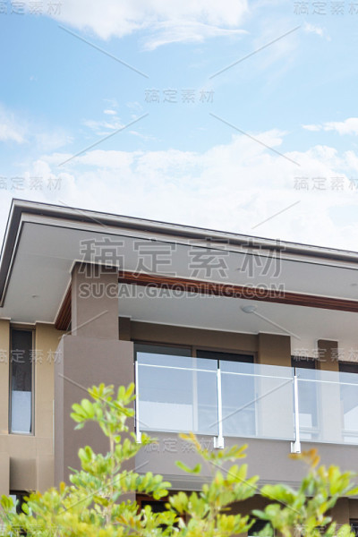 花园附近阳台上的栏杆