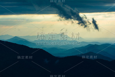 褪色的山