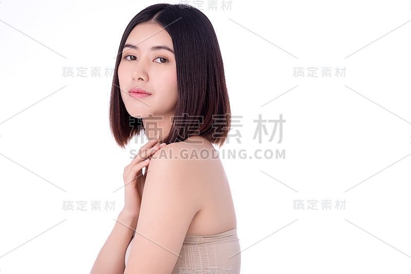 肖像美丽年轻的亚洲女人干净清新裸露的皮肤概念。亚洲女孩美容面部护肤保健，面部护理，完美肌肤，自然妆容