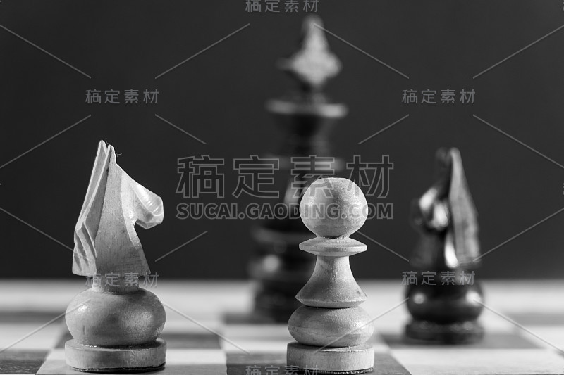 游戏棋盘上棋子的图像黑白风格