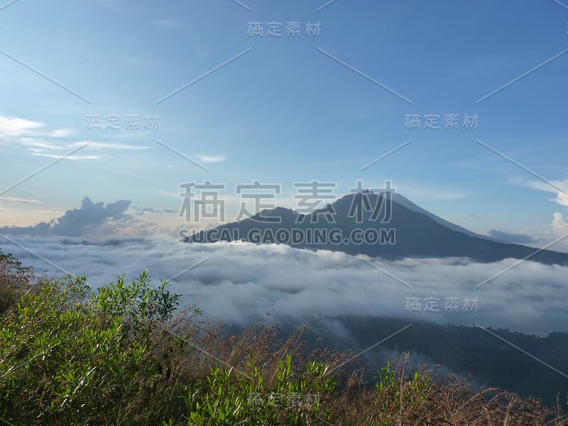 美丽的火山日出。从巴图尔山顶俯瞰阿贡火山。印尼