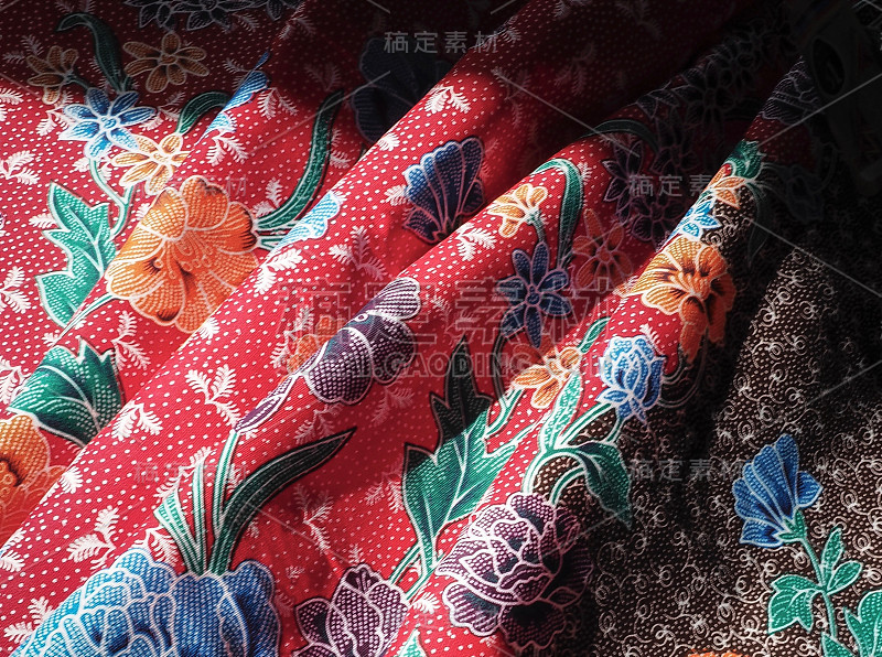 波荷夏日海滩时尚:多色纱笼纺织