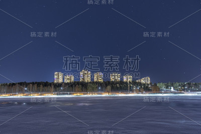 卢莱克罗南地区的高大住宅楼拍摄了一个星光灿烂的冬夜