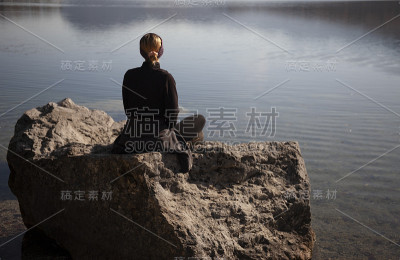 年轻女子在湖边休息