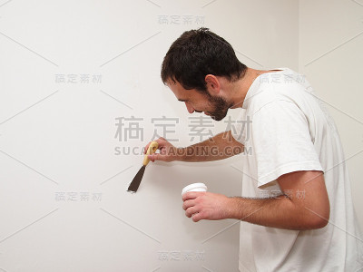 在工作的人-填补一个洞在墙上