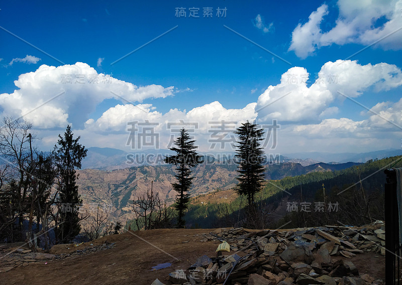 美丽的风景，山，树，石，云